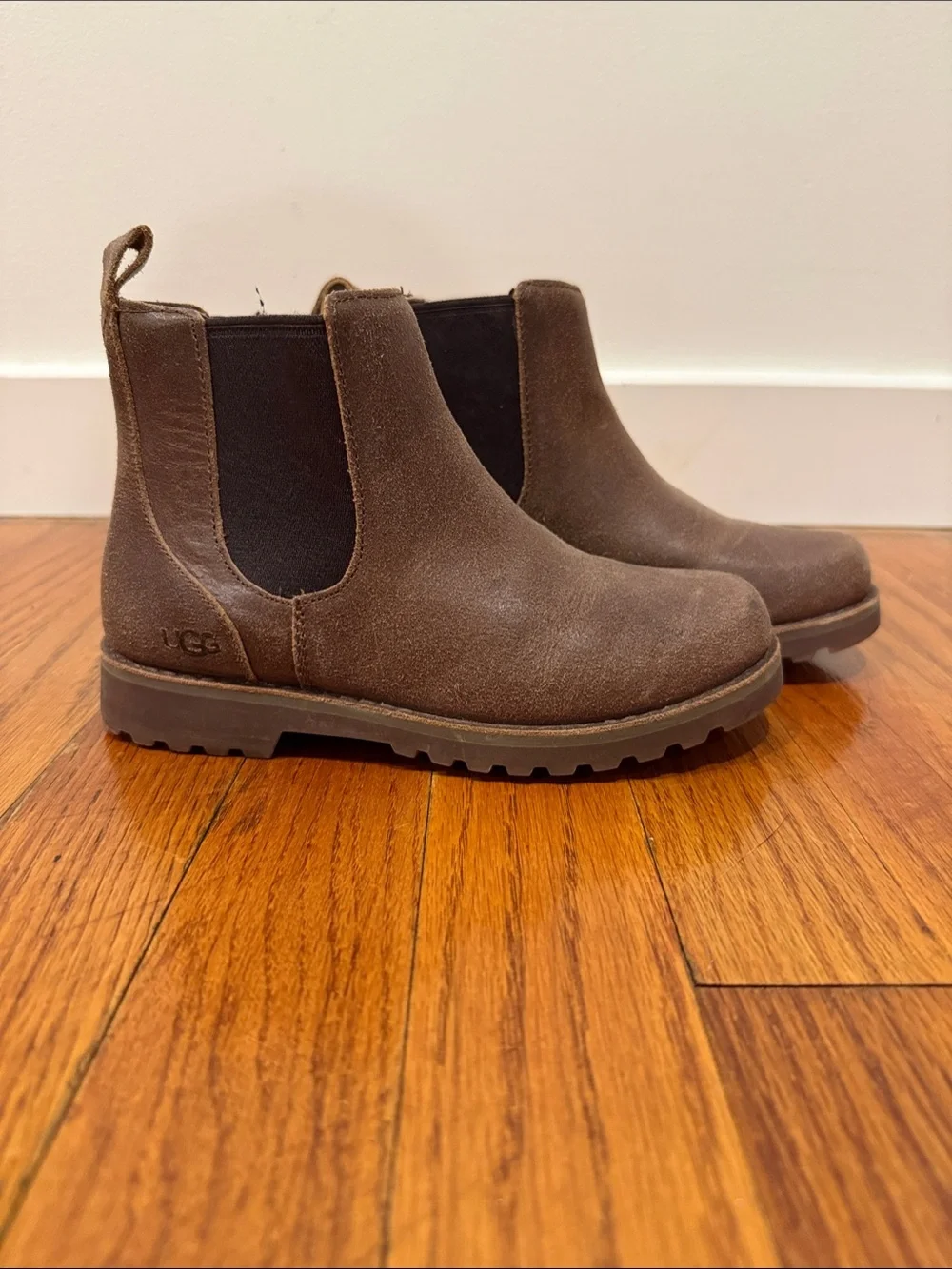 UGG Callum Kids Chelsea Boots Brown Suede Sheepskin Size 1 Youth